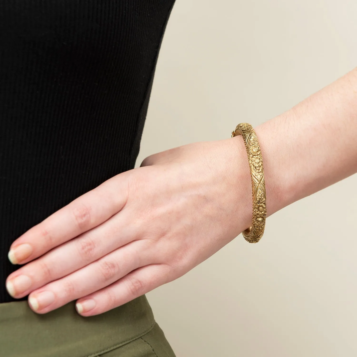 Victorian 18k Repouss Hinged Bangle Bracelet